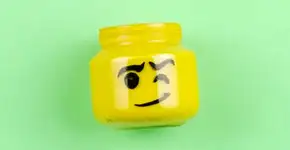 Recicle potinhos como porta-trecos de Lego