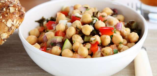 O encontro perfeito de sabores: grão-de-bico e bacalhau em uma salada incrível