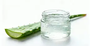 Esse gel de aloe vera frio ajuda a reduzir olheiras