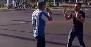 Vídeo mostra Mamãe Falei e ex-deputado brigando na rua: ‘vagabundo’