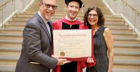 Mark Zuckerberg posta foto com seu diploma de Harvard