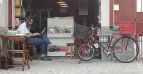 Por uma vida mais simples, jornalista deixa emprego para montar sebo em pequena garagem