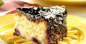 Duas delícias em uma receita: bolo de amora com iogurte