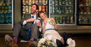 Noivos protagonizam ensaio de casamento em mercado nos EUA