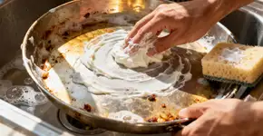 Sem esfregar… Como limpar frigideiras de alumínio