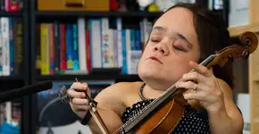 Com doença rara, americana desenvolve técnica para tocar violino