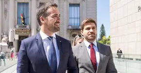 Eduardo Leite toma posse ao lado do namorado e fala em família