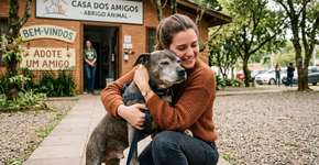 O “cão de rua mais idoso” do abrigo esperou 831 dias por um lar, e o adotante até levou o vizinho junto