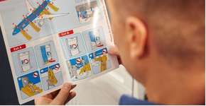 Como passageiros cegos recebem instruções de segurança de voo?