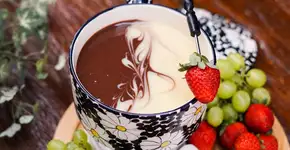 Fondue mesclado: receita com dois tipos de chocolate