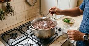 Bicarbonato no feijão: o que acontece quando colocam ele durante o cozimento