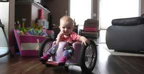 Com pouco dinheiro, pais criam cadeira de rodas caseira para bebê