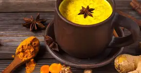 3 receitas de chá de cúrcuma e os benefícios para a saúde