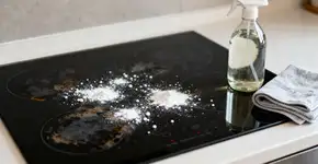 Essa misturinha caseira tira aquela gordura grudada sem arranhar o vidro do fogão