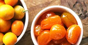 Sobremesa de laranjinha kinkan em calda: fácil e deliciosa