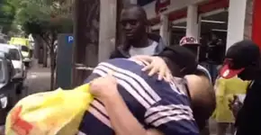 Idosa pede desculpas a senegalês após mulher jogar banana e chamá-lo de ‘macaco’