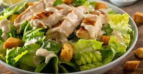 Receita tradicional de salada Caesar vai impressionar o seu almoço