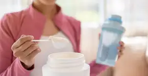 Como tomar creatina do jeito certo: 5 dicas essenciais