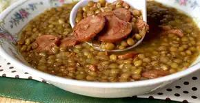 Como fazer lentilha com bacon e calabresa