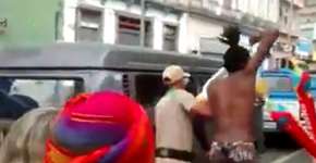 Condutor da tocha abaixa calça e pede “Fora Temer” no RJ