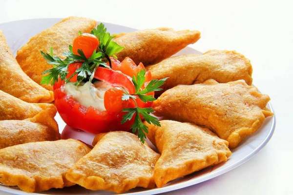 Pastel Mato Goiano - porção de pastéis recheados com carne seca, pimenta de bode e banana da terra. É acompanhado por molho de queijo: R$ 19, no Escanteio Bar Espetinho - Foto: Divulgação