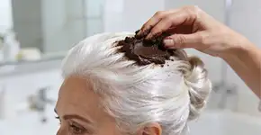Diga adeus aos cabelos brancos: a tintura caseira, sem químicos, que restaura a melanina dos seus cabelos adicionando brilho e maciez