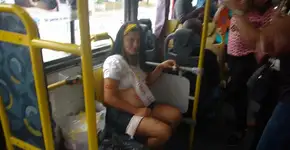 Mãe ganha chá de bebê surpresa em ônibus