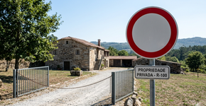 Placa de trânsito com círculo vermelho e fundo branco: muitos motoristas ficaram confusos mas nós te explicamos o que significa