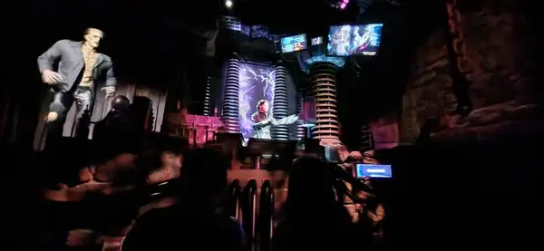 Interior da Monsters Unchained – The Frankenstein Experiment