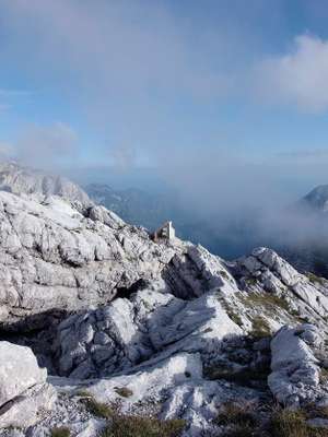 O abrigo desenvolvido em outubro de 2014 conta com três módulos divididos em ambientes individuais (Reprodução/Andrej Gregoric)