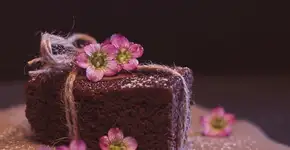 Bolo de chocolate simples, fácil de preparar e derrete na boca