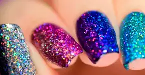 Este é o truque para aplicar glitter em pó perfeitamente na unha