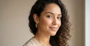 Conheça o acessório dourado que virou febre em 2026 e ilumina o rosto de forma imediata