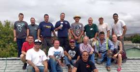 Após post no Facebook, desconhecidos ajudam idoso a reformar telhado