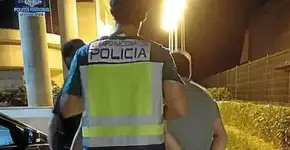 Homem vê mulher sendo estuprada e também participa do abuso