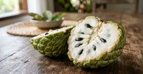 A fruta esquecida que tem cor de esmeralda e sabor de goiaba com mel