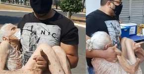 Para receber vacina, idosa de 102 anos precisa ser carregada até UBS