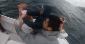 Família com bebê é resgatada à deriva após naufrágio em Ilhabela