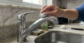 Como remover manchas de calcário e água dura com papel alumínio