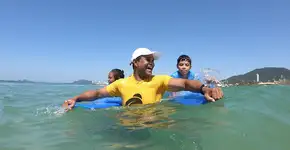 Bicampeão de surfe promove cidadania e inclusão para crianças no Guarujá