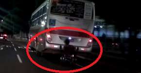 Cadeirante pega carona na traseira do ônibus e capota; Veja vídeo