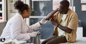 Entenda como a psoríase afeta muito além da pele