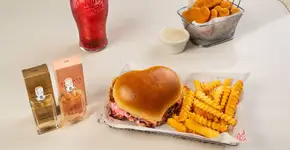 Johnny Rockets presenteia casais com perfumes Jequiti, mini chicken Perdigão e pães em formato de coração para o Dia dos Namorados