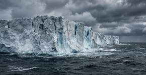 Fotos tiradas do espaço mostram um iceberg 3 vezes maior que São Paulo “fervendo” por dentro: este é o colapso silencioso do A-23A no Atlântico Sul