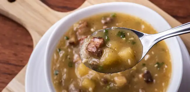 Caldo de mandioca com carne e bacon: conforto em cada colher
