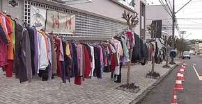 Escola cria varal solidário para quem não pode comprar roupas de frio