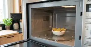 Para que serve colocar folhas de louro no micro-ondas?