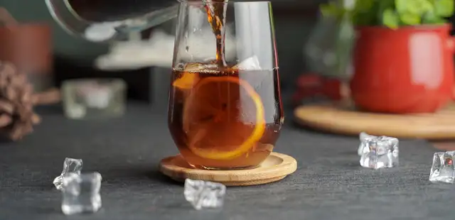 Faça esse café gelado com limão para tomar em manhãs quentes
