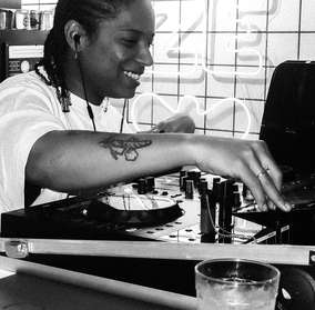 O som da cidade pulsa direto do @barzebolim pra Rádio...