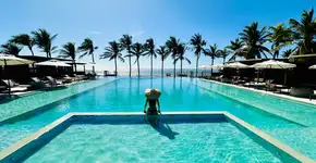 Rota das falésias tem bangalôs à beira-mar e café flutuante